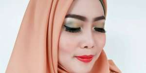 Tampil Playful dengan Eyeliner Warna-Warni
