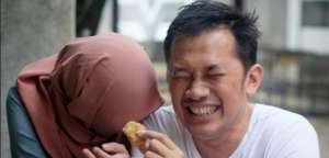 Ekspresi Hanung Saat Cicipi Masakan Istrinya..... 