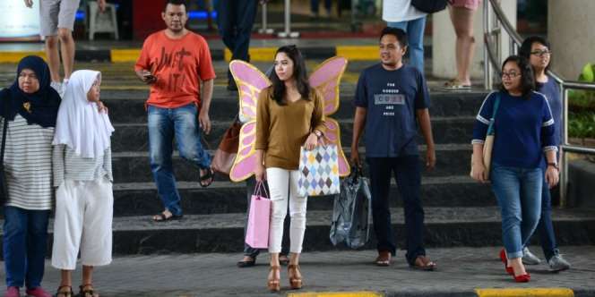 Penampakan Gadis Bersayap Bikin Geger Pengunjung Mall