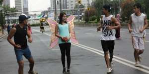 Peri Bersayap Lari Pagi, Pengunjung Car Free Day Gagal Fokus