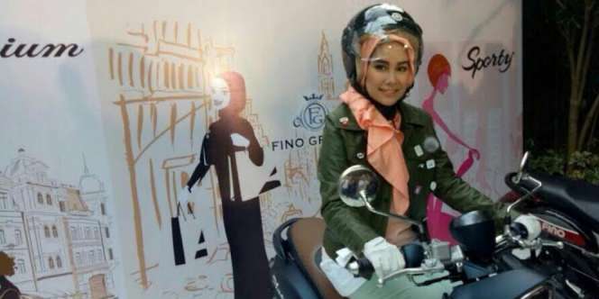Tetap Cantik Saat Naik Motor ala Annisa Rahma