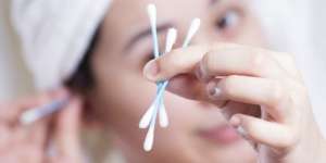 Bukan Cotton Bud, Begini Cara Membersihkan Telinga yang Benar
