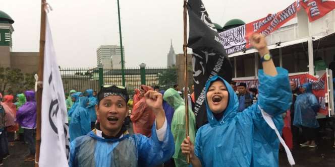 Hujan Deras Sambut `Demo 212` di Depan Gedung DPR 