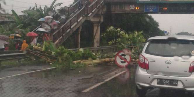 Tanggul Cikunir Jebol, Lalu Lintas di Ruas Tol Tersendat