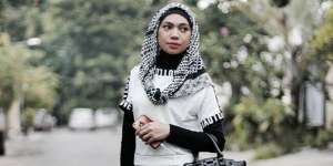 #HOTD: Gaya `Edgy` Hitam Putih Indah Nevertari