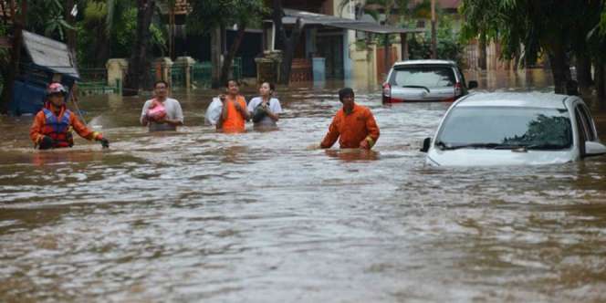 Foto-foto Penampakan Banjir Jakarta dan Bekasi