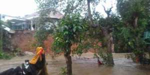 Penampakan Longsor dan Rumah Terbelah Akibat Banjir Jakarta