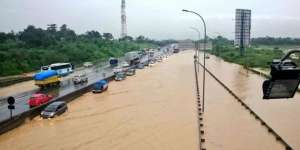 Kebanjiran, Gerbang Tol Cikunir 4 dan Jatibening Ditutup