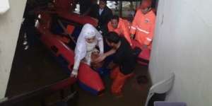 Diantar Perahu Karet, Pasangan Ini Menikah di KUA Mampang