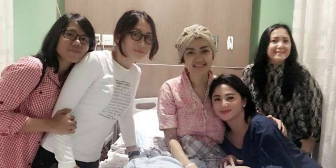 Doa Dewi Perssik Usai Jenguk Jupe: Pasti Ada Keajaiban Allah