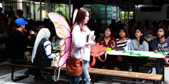 Gempar! Gadis Bersayap Jajan di Kantin Kampus Atmajaya
