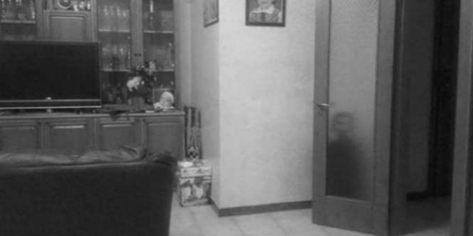 Sosok Menyeramkan Berdiri di Balik Pintu, Saat Didekati...