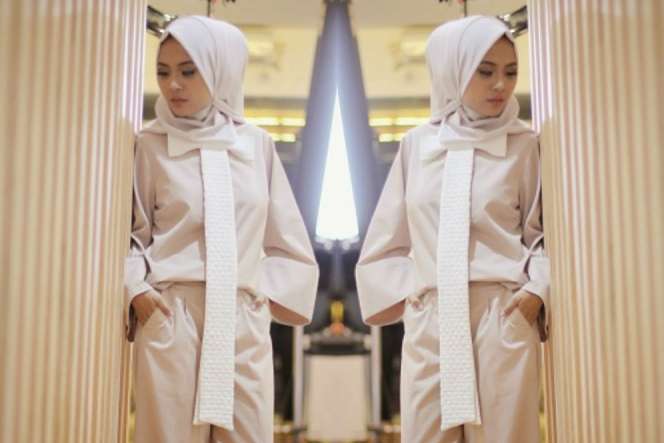 Curi Gaya Hijab Minimalis ke Kantor Restu Anggraini