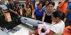 Lakukan Aksi Heroik di Tengah Banjir, Wanita Cantik Jadi Viral