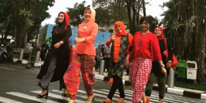 Modisnya Istri Ridwan Kamil Berkain Etnik dalam Gaya Modern