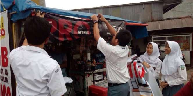 Dua Siswa Ini Berani Turunkan Iklan Rokok di Sekitar Sekolah