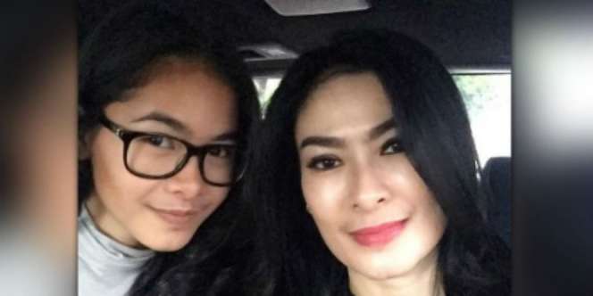Kebiasaan Unik Iis Dahlia dengan Putrinya