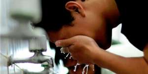 Mengeringkan Anggota Badan Usai Wudhu dengan Handuk, Bolehkah?