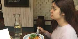 2 Gadis Pesan Makanan, Tapi yang Dilakukannya Menjengkelkan