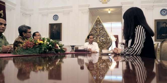Heboh Bayangan Misterius di Foto Jokowi