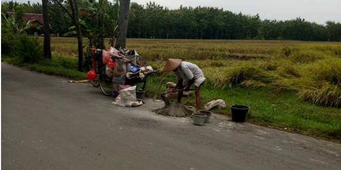 MasyaAllah! Pemulung Sisihkan Uang Buat Tambal Jalan Berlubang