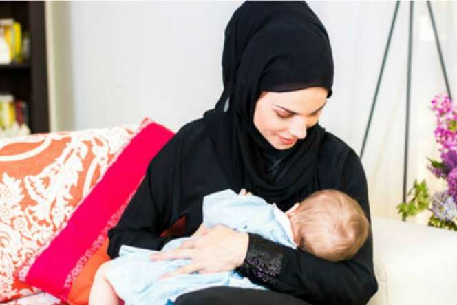 Trik Bikin Sibuk Si Kakak Saat Ibu Menyusui Adik Kecil