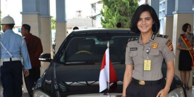 Sosok Polwan Cantik Curi Perhatian di Tengah Teror Bom Bandung