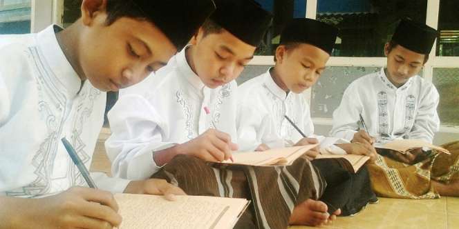 Di Purwakarta, Kitab Kuning Jadi Bahan Pelajaran Sekolah Umum