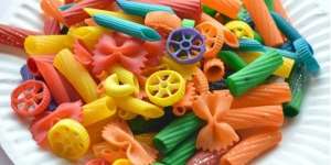 Manfaatkan Pasta Sisa untuk Mainan Si Kecil