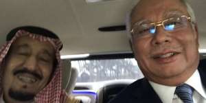 Akrabnya! Aksi Selfie Raja Salman dan PM Malaysia