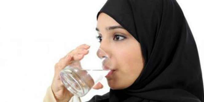 Minum Sambil Berdiri Mengancam Kesehatan Tubuh