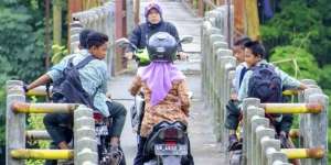 Rebutan Jalan Saat Bawa Motor, Aksi Dua Ibu Ini Bikin Ngakak