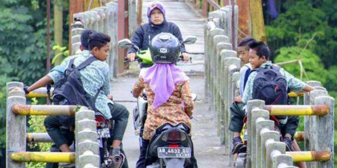 Rebutan Jalan Saat Bawa Motor, Aksi Dua Ibu Ini Bikin Ngakak