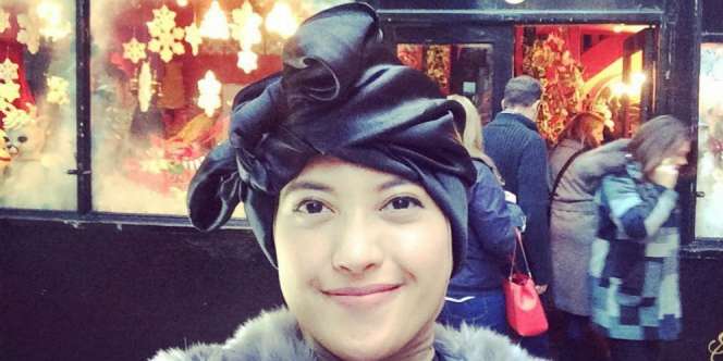 Intip Gaya Busana Liburan Adithya Putri Pakai Hijab Turban
