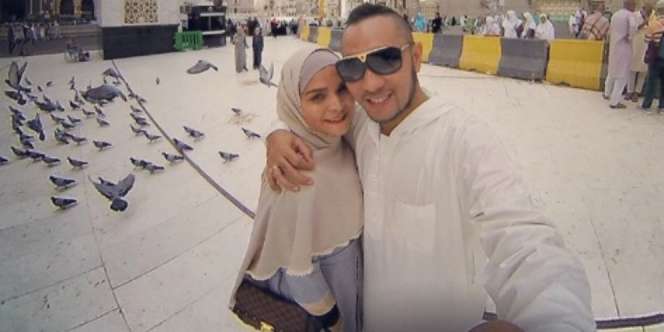 Mesranya Enji dan Istri Saat Umroh