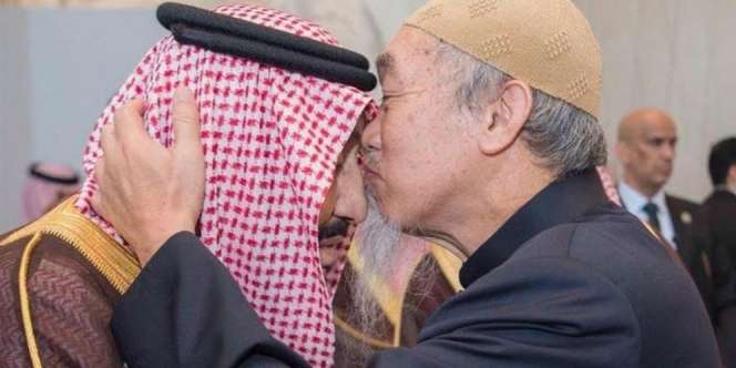 Terungkap! Identitas Pria yang Mencium Kening Raja Salman