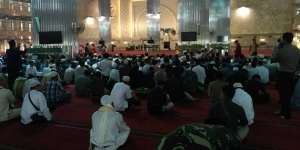 Momen Langka Jemaah Sholat Zuhur Istiqlal Sambut Raja Salman