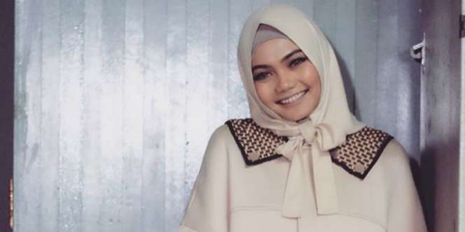 Intip Tutorial Hijab Pita ala Rina Nose