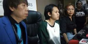Demi Pernikahan, Evelyn Sujud dan Cium Kaki Aming