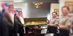 Penampakan Pedang Emas Kapolri, Hadiah dari Raja Saudi