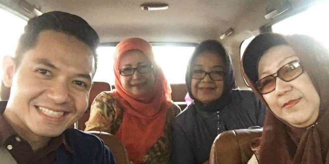 Jadi Sopir Taksi Online, Dude Harlino Bikin Penumpang Terkejut