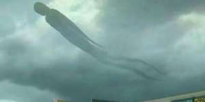 Warga Geger Lihat Bayangan Mirip Manusia di Awan