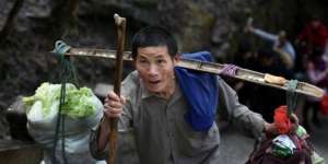 Kakek Ini Saban Hari Naik Gunung Bawa 70 Kg Makanan, Upahnya..