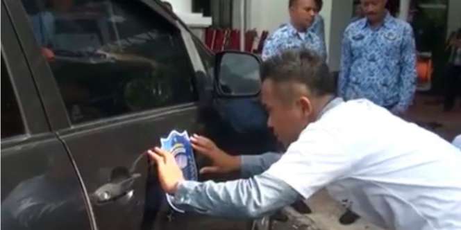 Cegah Pelanggaran, Stiker `Sindiran` Dipasang di Mobil Dinas
