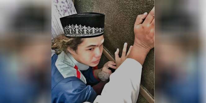 Tangis Putra Maia Estianty di Depan Kabah