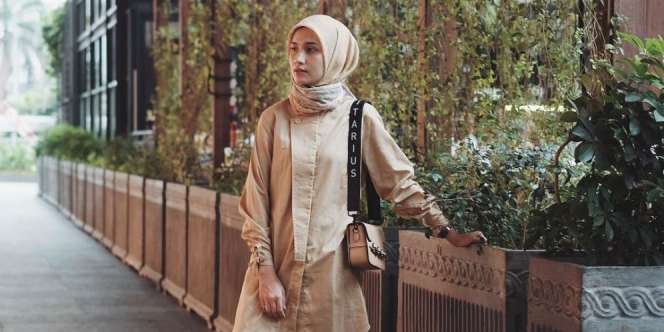 Menilik Gaya Hijaber Kenakan Strap Bag yang Hits