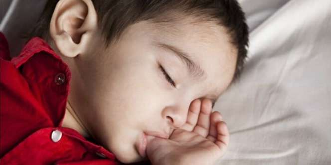 Si Kecil Suka Isap Jempol? Risiko Alergi Bisa Berkurang