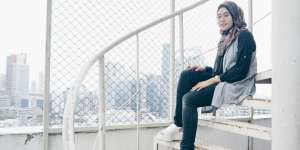 Uti Nantika: Tips Aman Bermotor Si Guru Aktif