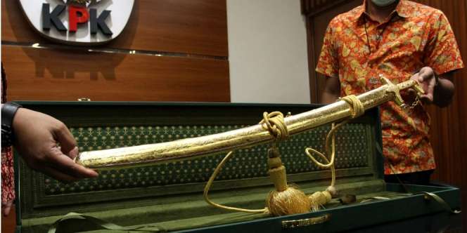Selain Polri, Kemenlu Juga Terima Pedang Emas dari Raja Saudi