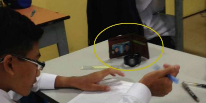 Pajang Foto Ibu-Bapak Saat Ujian, Siswa Ini Buat Haru